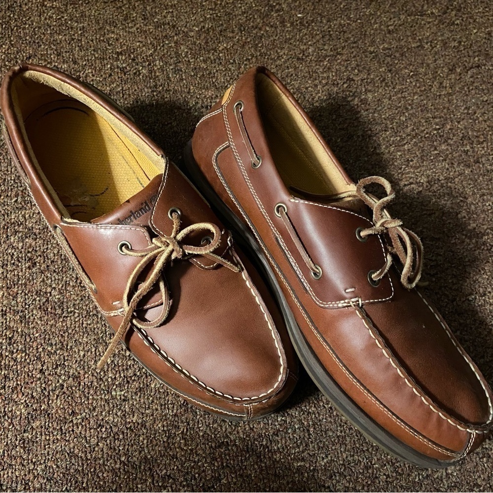 𝅺TIMBERLAND genuine leather boat shoes in root beer brown. Pristine condition.